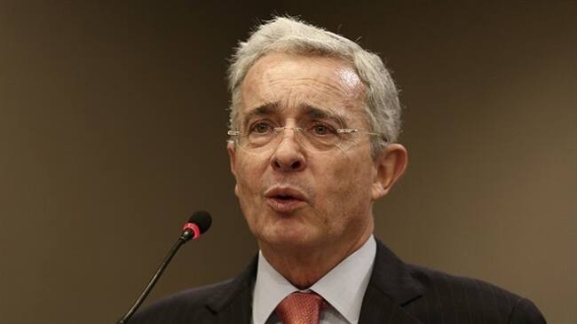 Álvaro Uribe ya entregó su carta de renuncia al presidente del Congreso. Foto: Colprensa