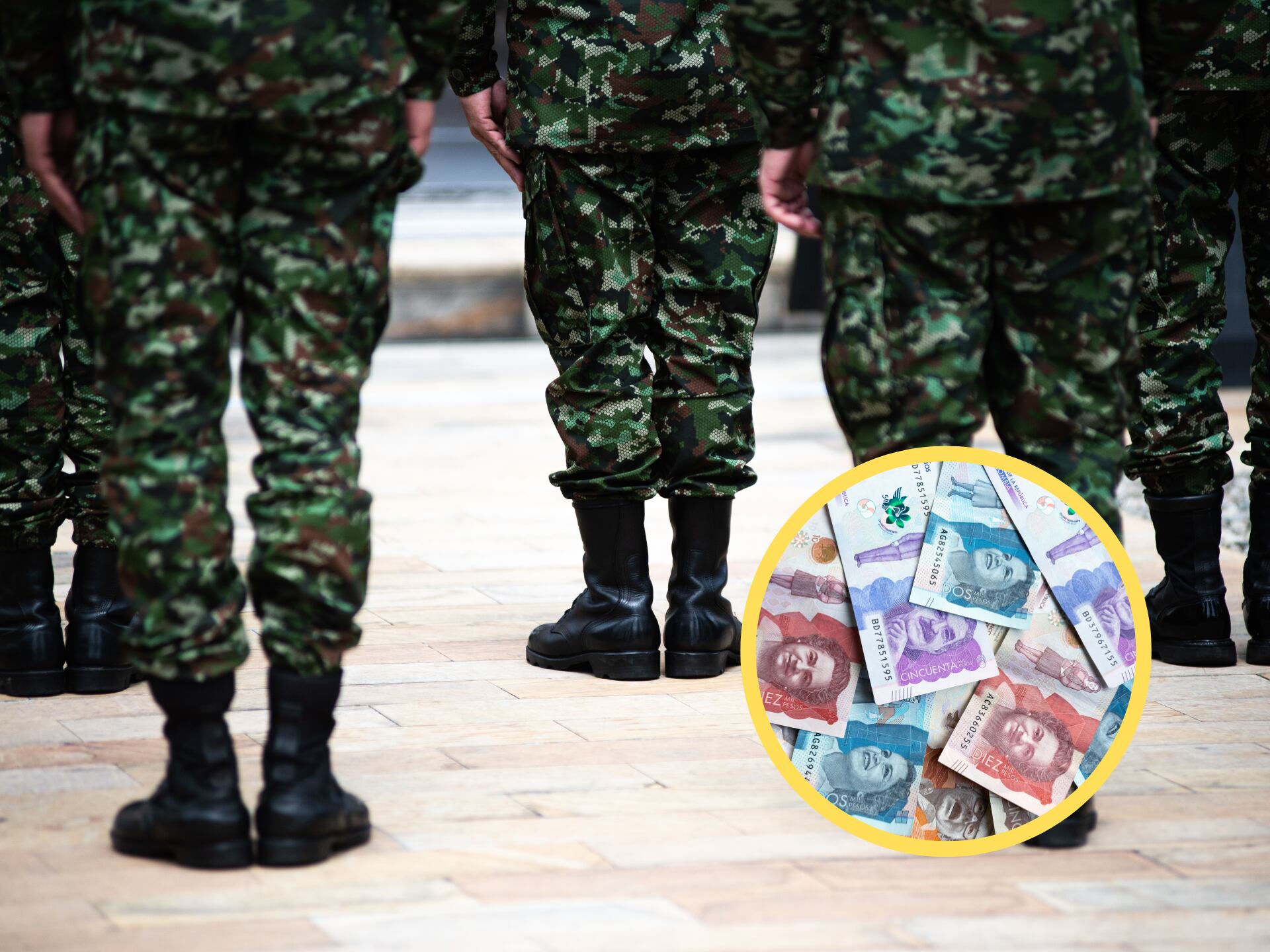 Soldados de las Fuerzas Militares, encima dinero colombiano (GettyImages)
