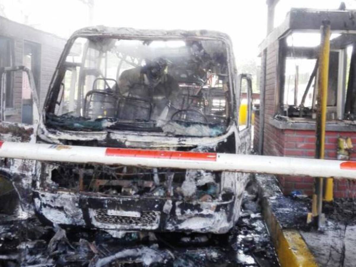 Se quemó un bus en peaje cerca a Cartagena