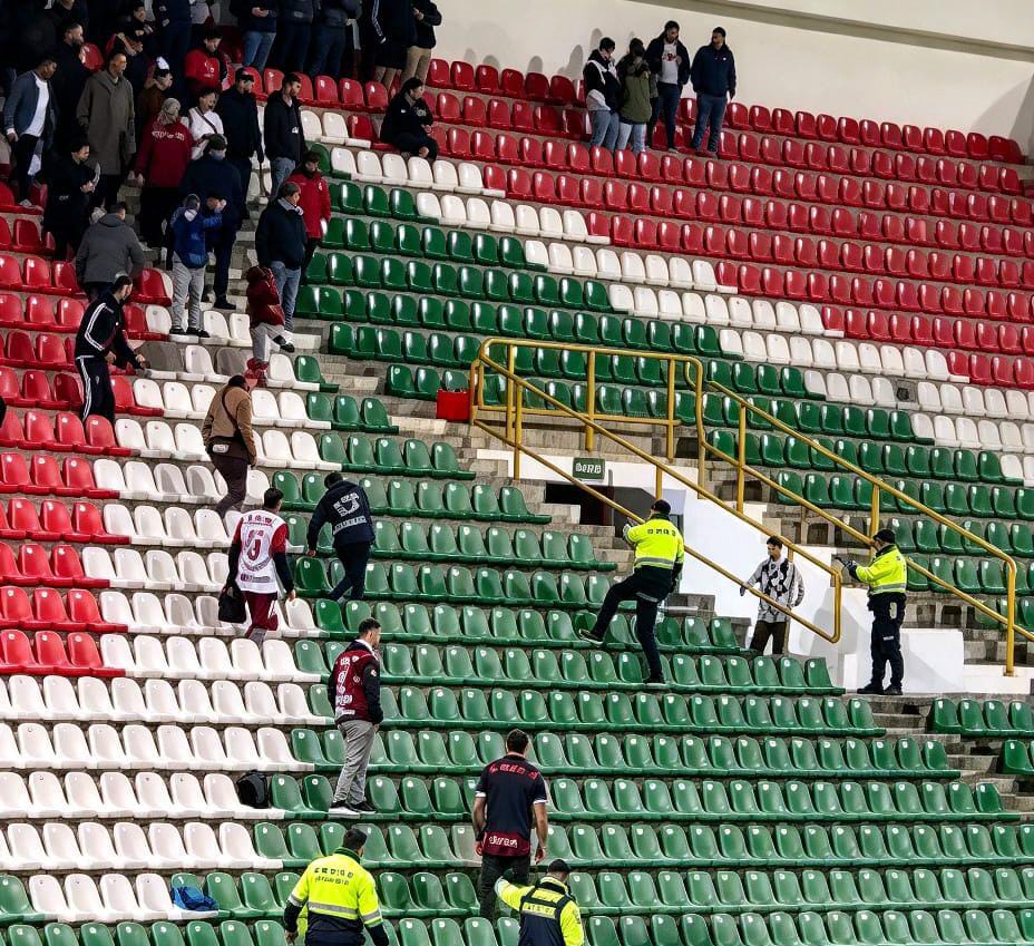 Los disturbios se presentaron entre las barras del Boyacá Chicó y Cúcuta Deportivo en la gradería oriental del estadio La Independencia de Tunja.