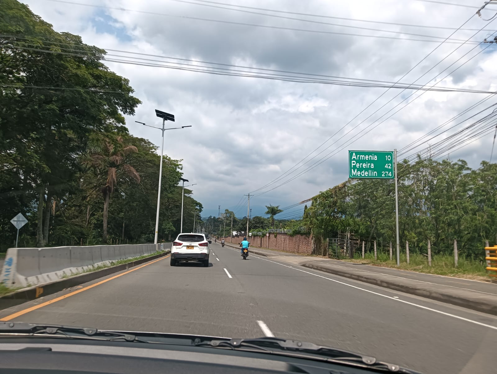 Días de tiempo seco en el Quindío, doble calzada entre Armenia y el Club Campestre. Foto: Adrián Trejos