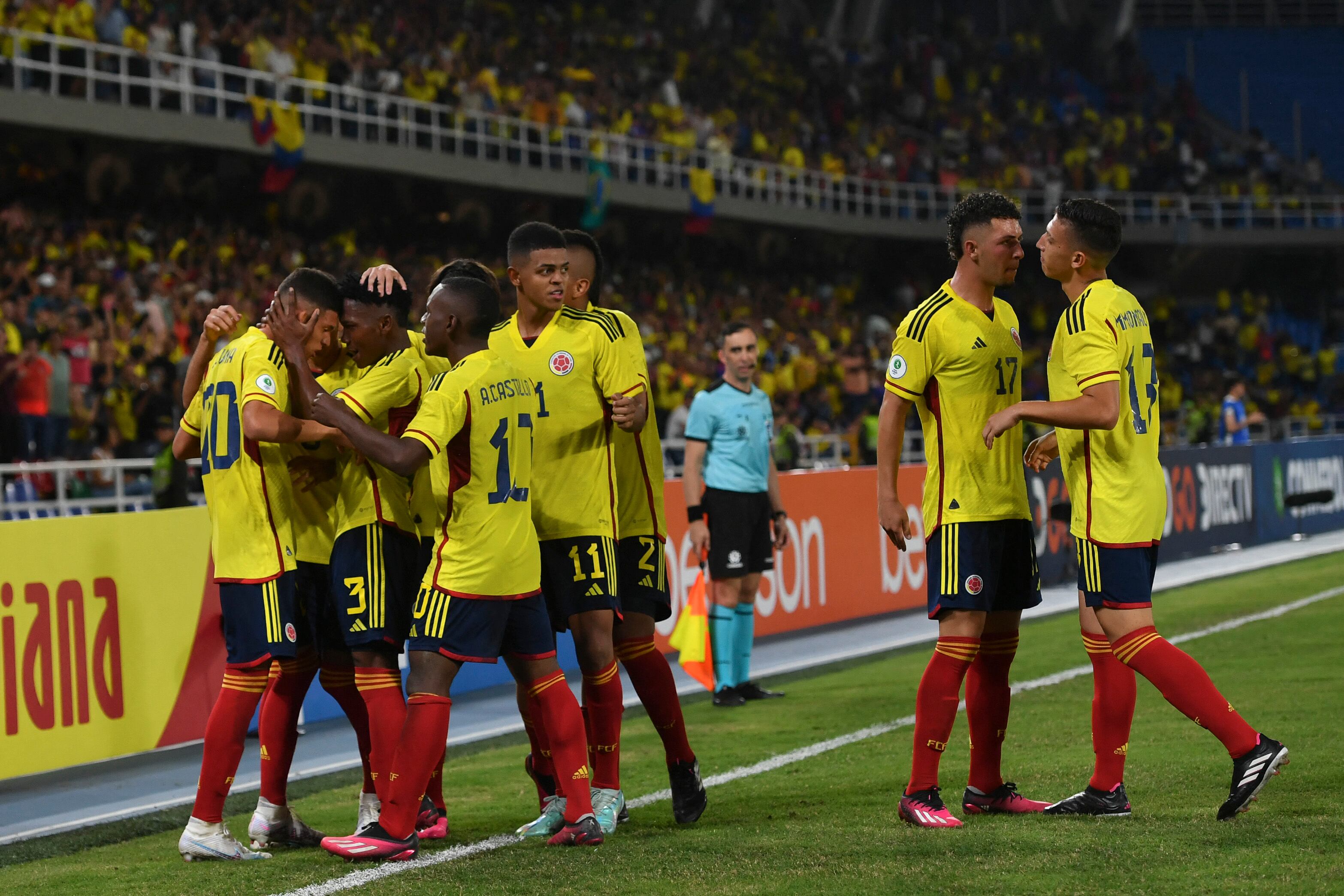 Los jugadores de la Selección Colombia celebran el gol de Daniel Luna. (Photo by JOAQUIN SARMIENTO / AFP) (Photo by JOAQUIN SARMIENTO/AFP via Getty Images)
