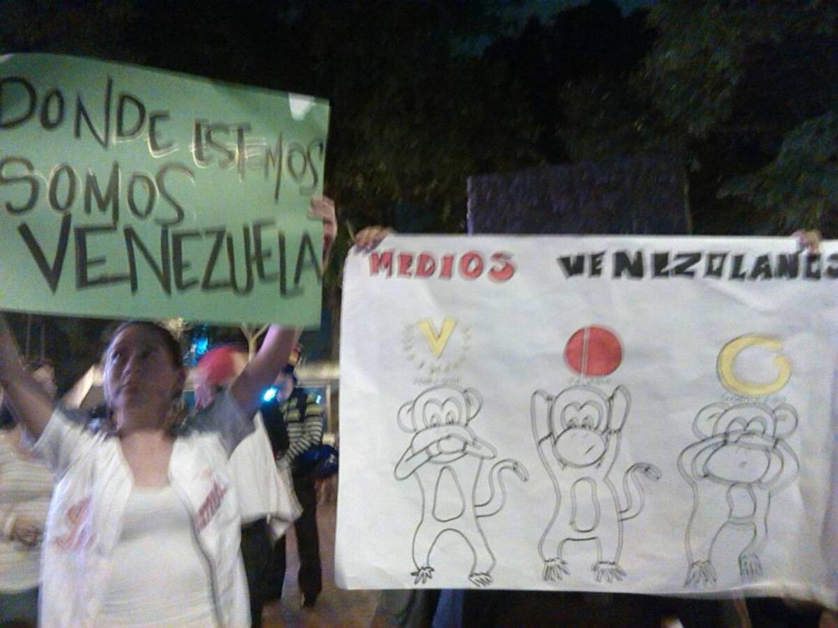 Decenas de venezolanos y colombianos que los apoyaban se manifestaron con pancartas en contra del Gobierno de Nicolás Maduro.