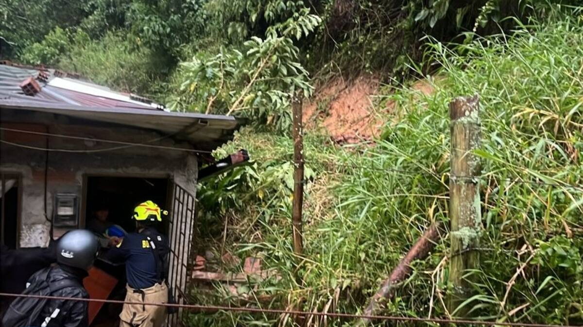 Un talud afectó una casa en Altavista y cuatro personas estuvieron en riesgo