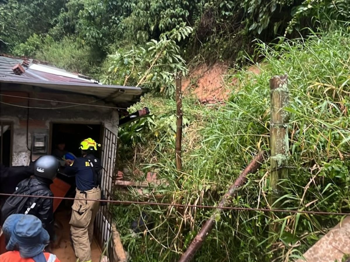 Un talud afectó una casa en Altavista y cuatro personas estuvieron en riesgo