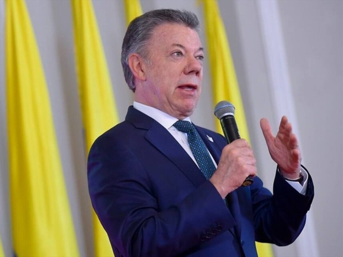 Santos anunció desde Francia que este 23 de junio se declarará fin del desarme de las Farc