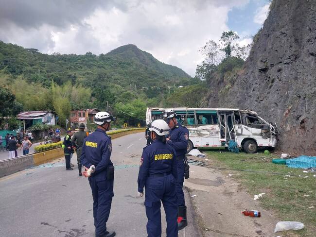 Accidente en la vía que comunica a Bogotá con el municipio de La Vega. Vía: Juan Botero / Bomberos
