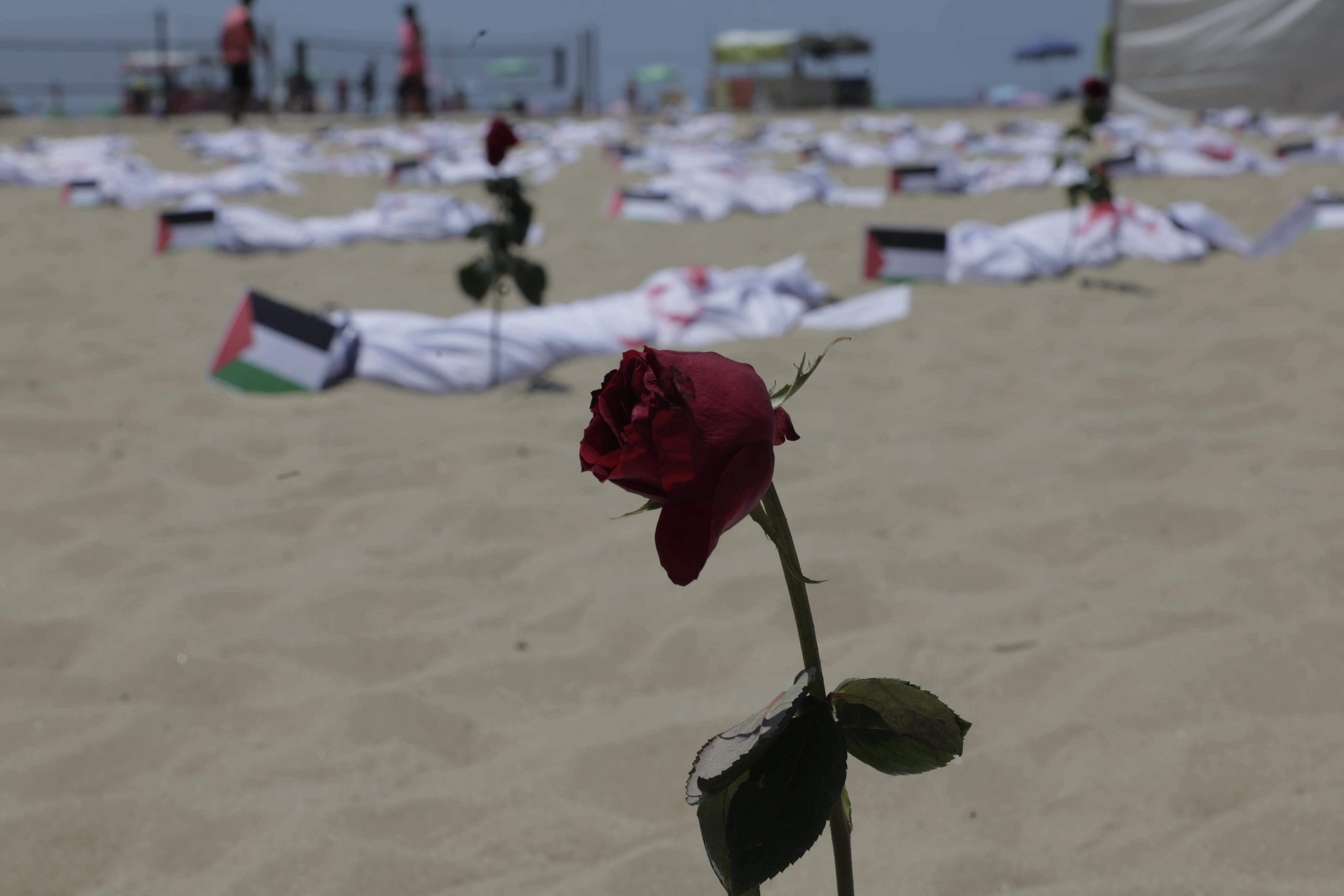 AME3746. RÍO DE JANEIRO (BRASIL), 03/11/2023.- Fotografía de mortajas que simbolizan niños palestinos muertos por la incursión de Israel, hoy, durante una protesta en la playa de Copacabana, en Río de Janeiro (Brasil). La ONG Rio de Paz realizó en Copacabana un acto en repudio a la guerra en Oriente Medio y al asesinato de miles de niños palestinos en Gaza provocado por Israel. EFE/ Antonio Lacerda