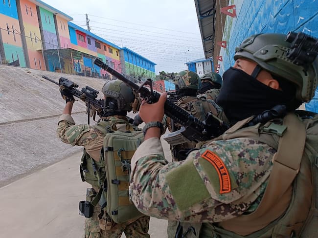 Soldados de Infantería de Marina mientras realizan un operativo tras un motín en la Cárcel Regional del Litoral, en Guayaquil. EFE/FUERZAS ARMADAS DE ECUADOR.