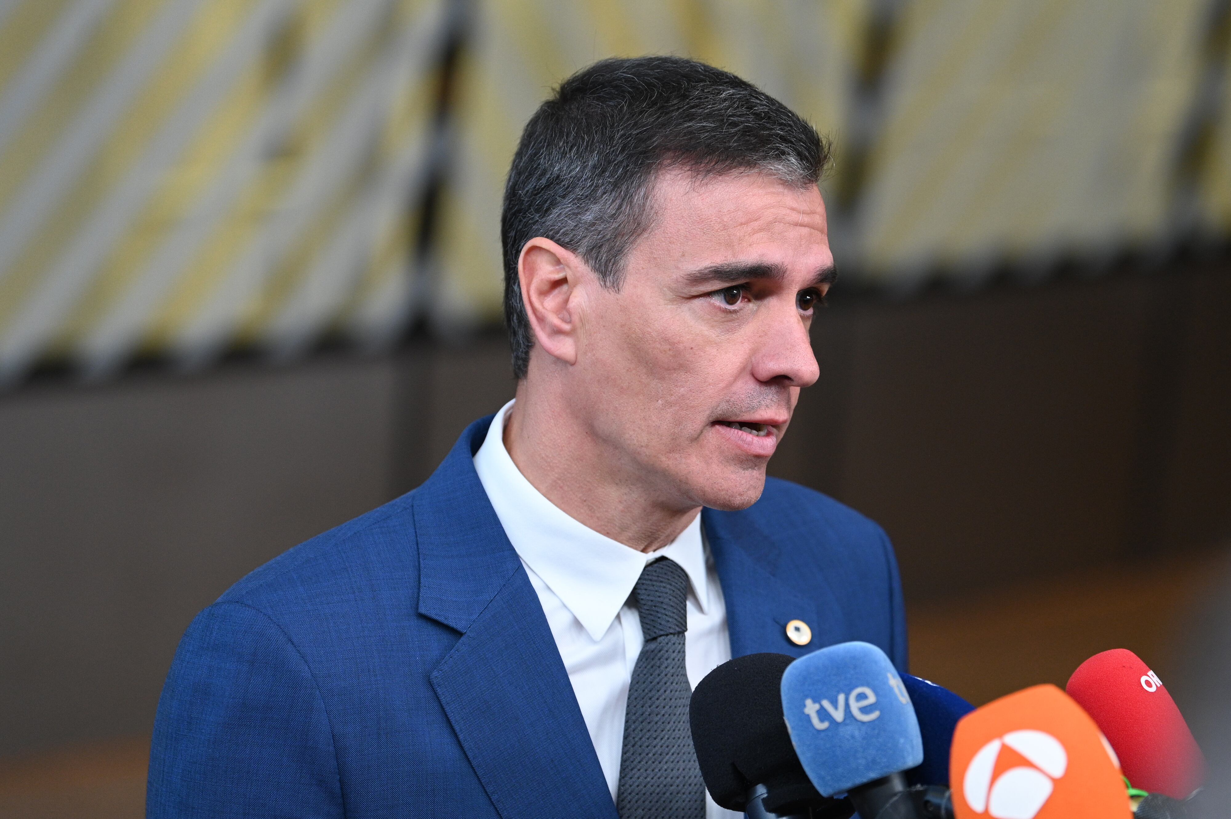 El presidente del Gobierno, Pedro Sánchez, se dirige a ofrecer una rueda de prensa antes de participar en la cena de trabajo del Consejo Europeo. 
EFE/Moncloa/Borja Puig de la Bellacasa