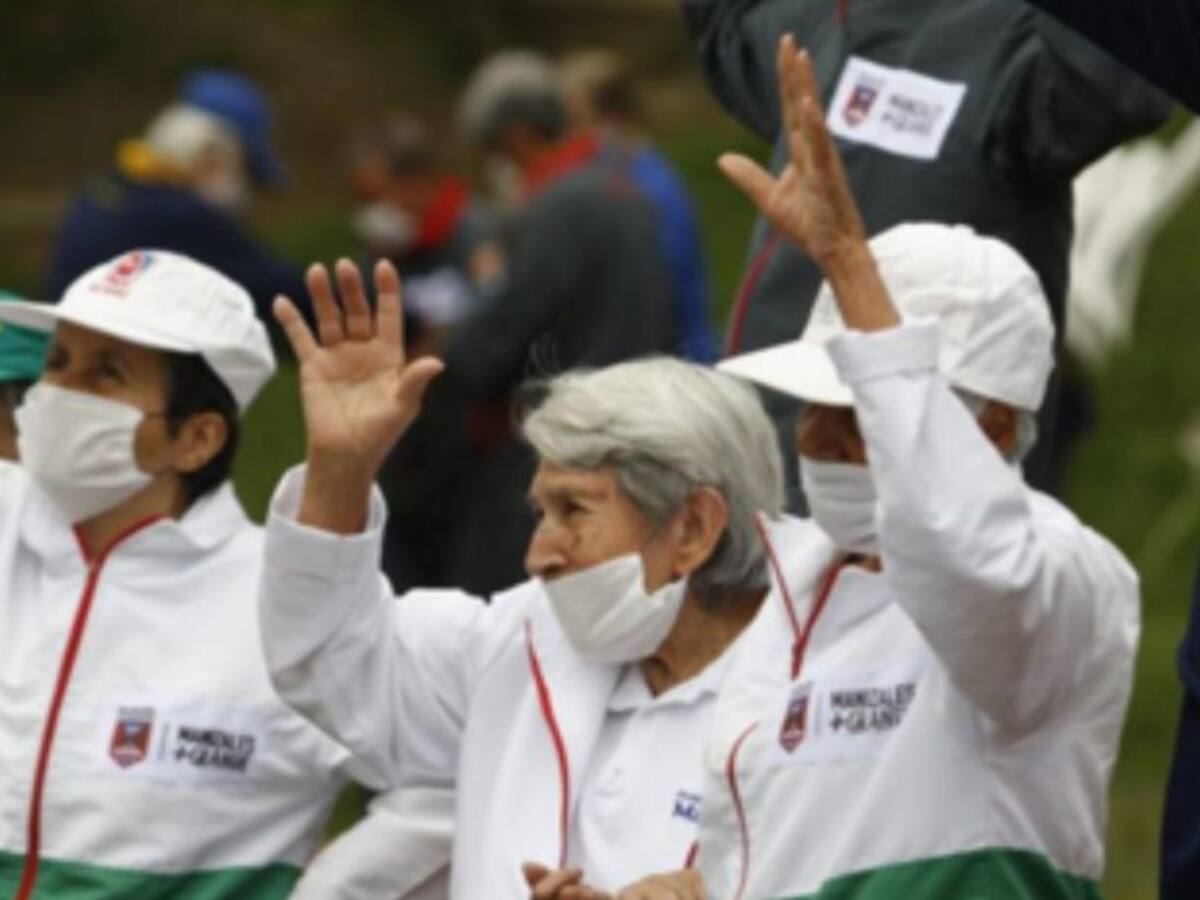 Adultos mayores participan de piloto para hacer actividad física en parques