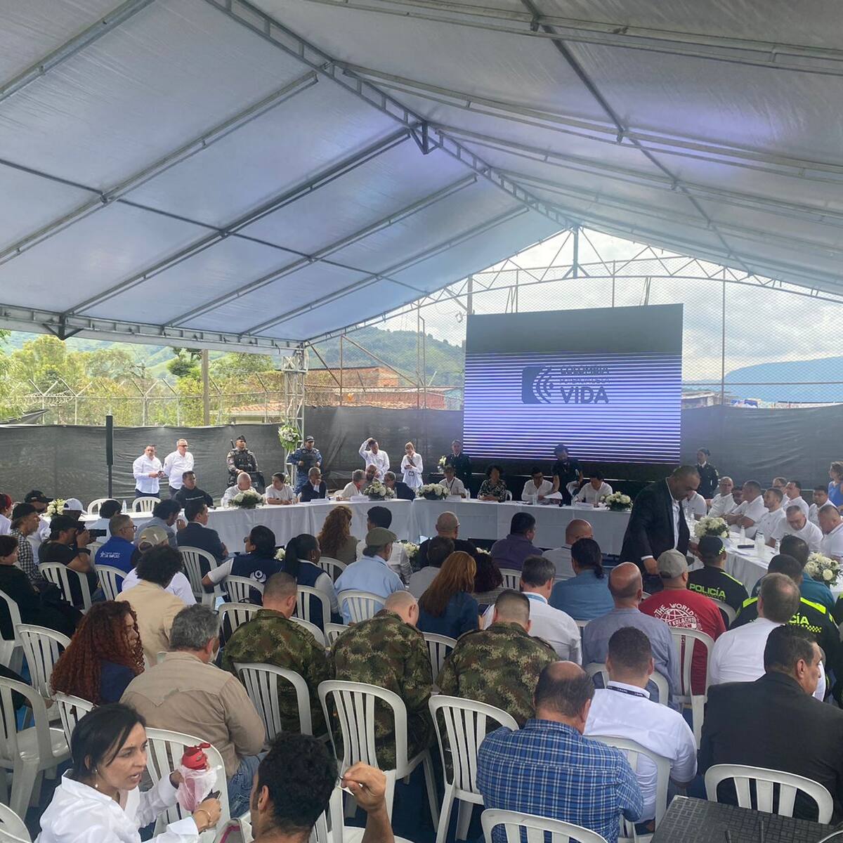 Gobierno y bandas de Medellín instalan mesa de conversación