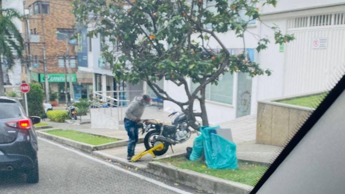 VIDEO: Lo pillaron quitando un cepo