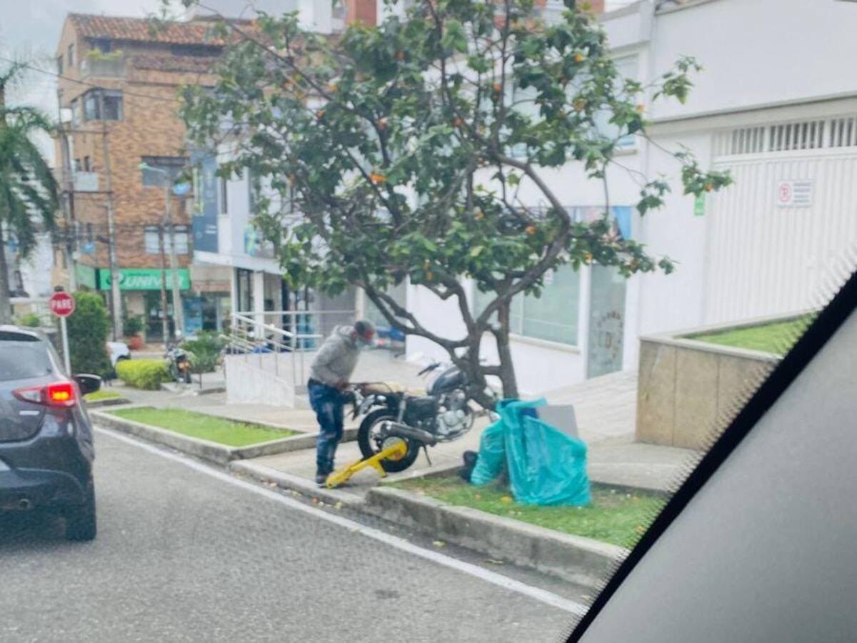 VIDEO: Lo pillaron quitando un cepo