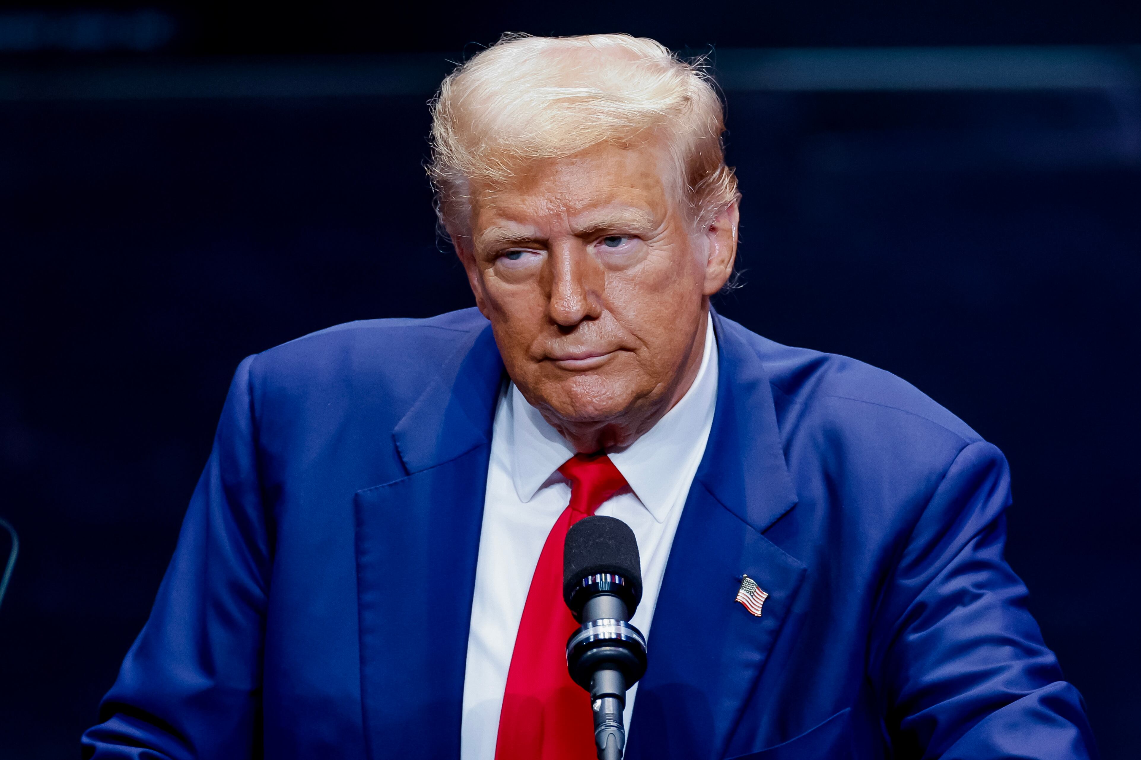 Savannah (United States), 24/09/2024.- Former US president and Republican presidential nominee Donald Trump participates in a campaign event on changing the tax code and promoting US manufacturing at the Johnny Mercer Theatre in Savannah, Georgia, USA, 24 September 2024. EFE/EPA/ERIK S. LESSER