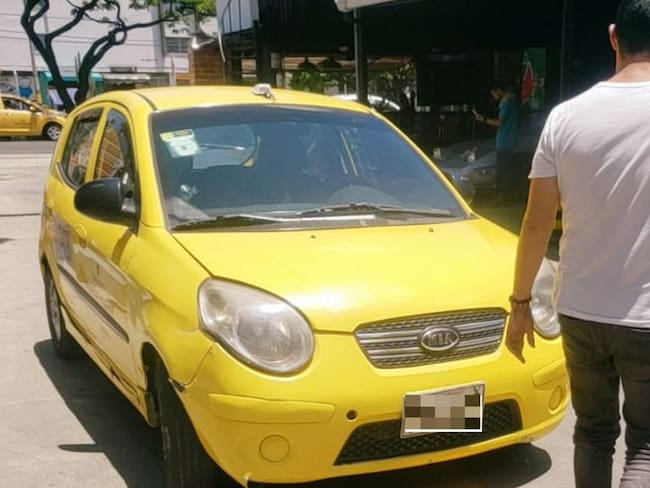 Taxista en Medellín denuncia agresión, pero le revelan sus 48 comparendos