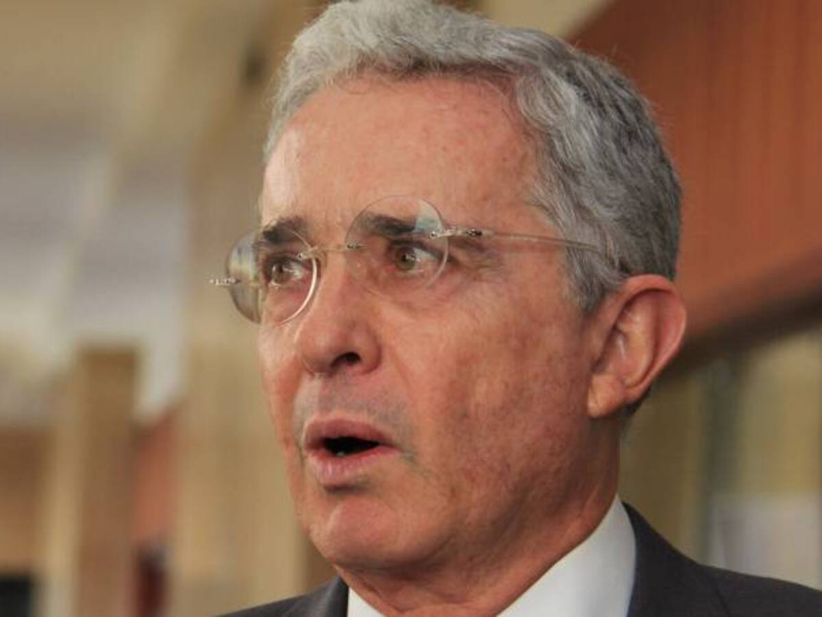 Senador Uribe deberá rectificar, de nuevo, trino contra Daniel Coronell