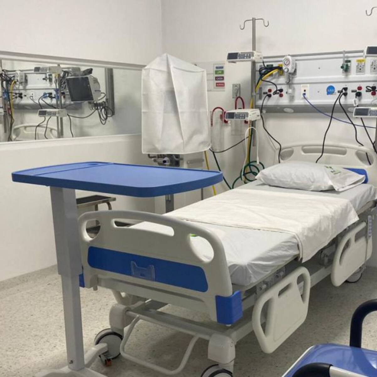 Médicos denuncian que las UCI se han convertido en un negocio