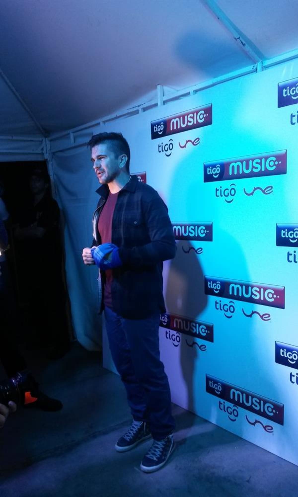 Antes de subirse a la tarima, Juanes se tomó fotos con los fanáticos que ganaron concursos para asistir a su concierto.