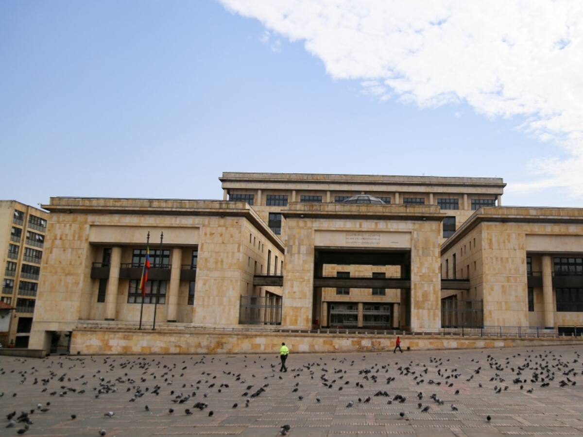 Encuentran a vigilante muerto en un baño del Palacio de Justicia