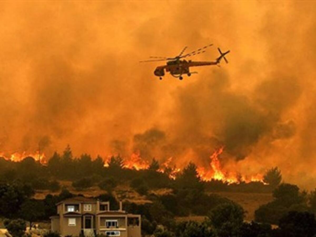 Los bomberos mantienen bajo control uno de los incendios que amenaza Atenas