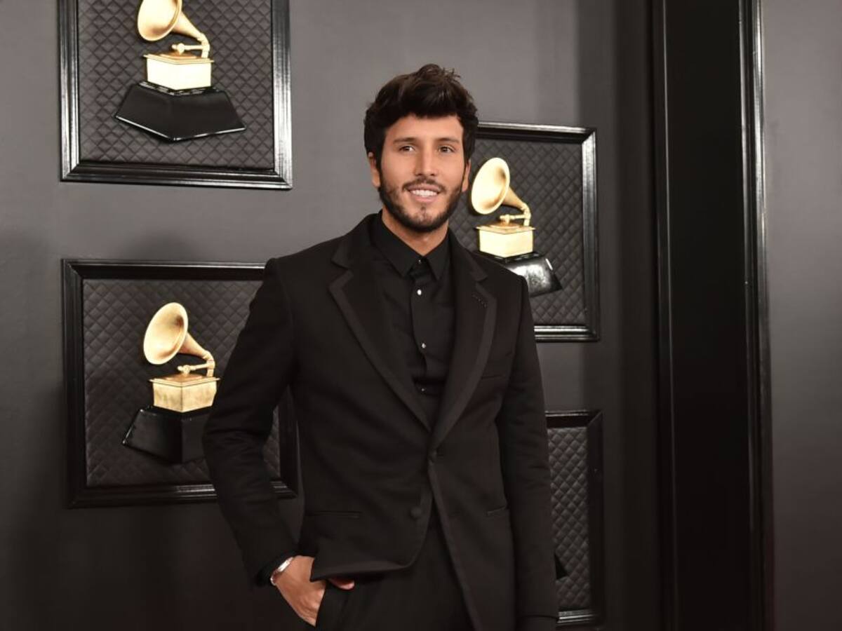 Sebastián Yatra responde a quienes lo critican por dormir con sus papás