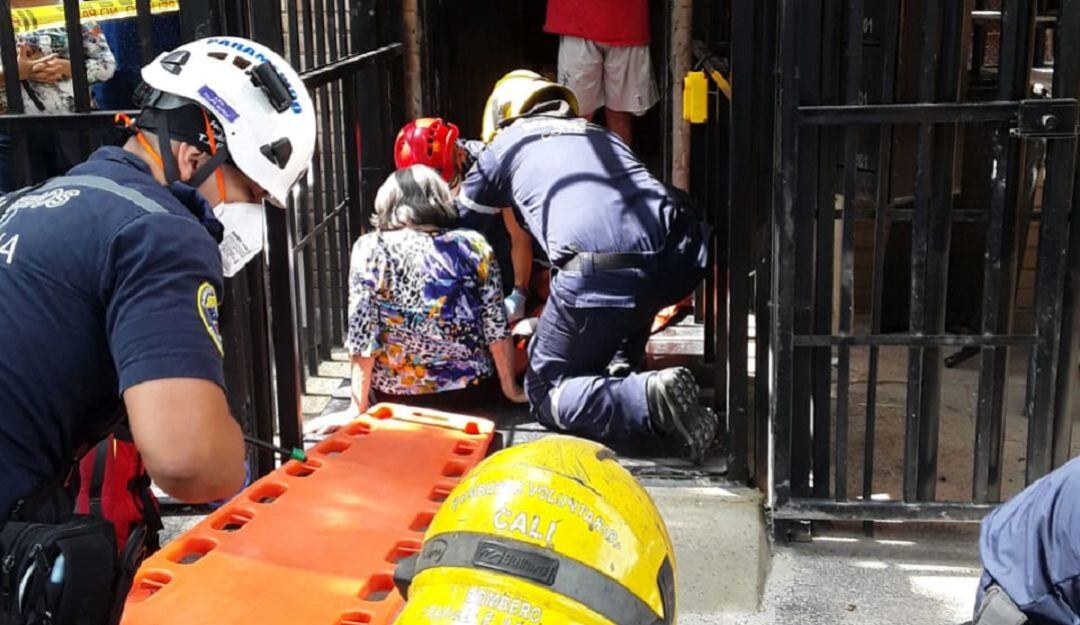 Atención a dos adultas mayores que caen de un ascensor