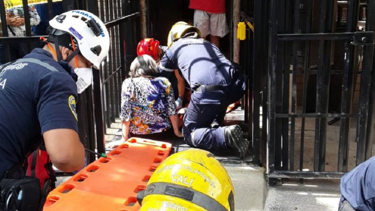 Dos adultas mayores caen de un segundo piso en ascensor improvisado