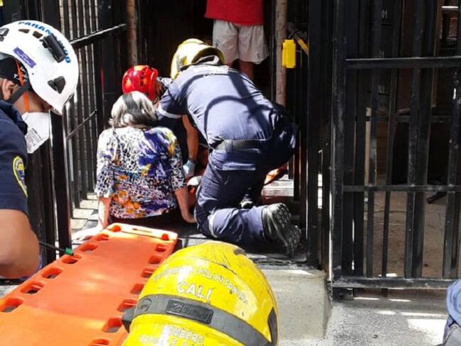 Atención a dos adultas mayores que caen de un ascensor