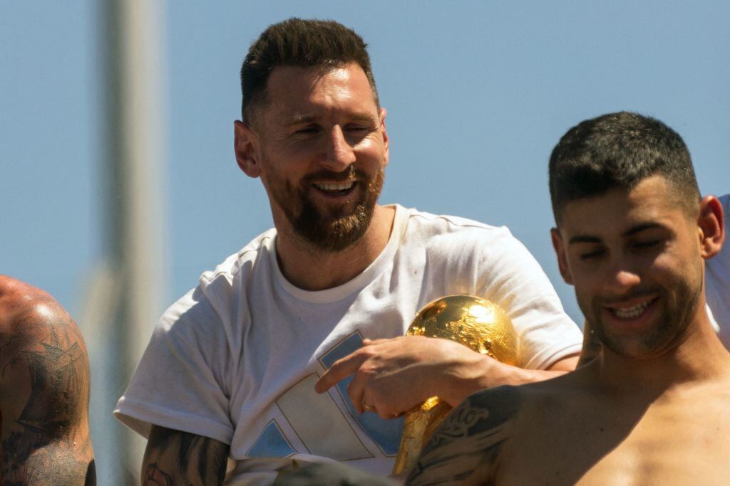 Lionel Messi con el trofeo de la Copa del Mundo (Photo by TOMAS CUESTA / AFP) (Photo by TOMAS CUESTA/AFP via Getty Images)