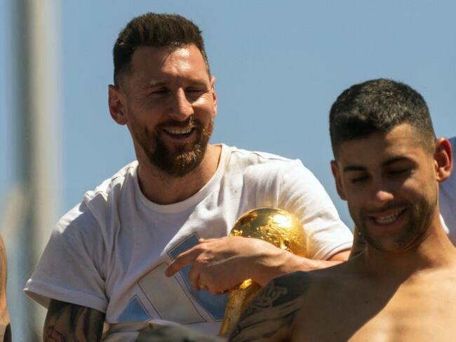 Lionel Messi con el trofeo de la Copa del Mundo (Photo by TOMAS CUESTA / AFP) (Photo by TOMAS CUESTA/AFP via Getty Images)