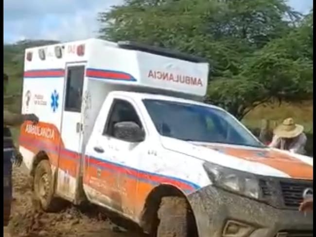 En el Magdalena una ambulancia con paciente a bordo quedó atrapada en la vía