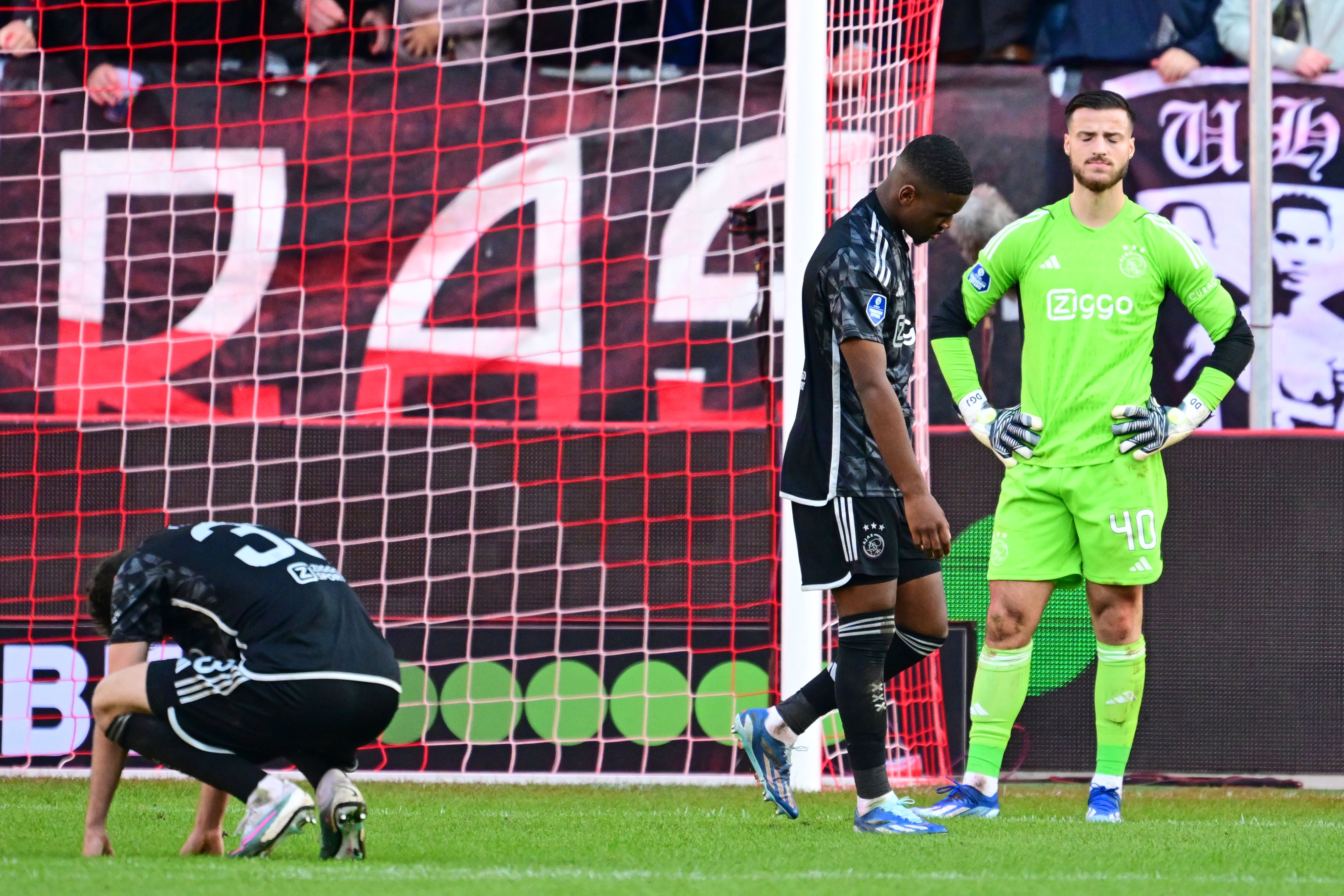 Los jugadores del Ajax tras la derrota en la última fecha (Photo by ANP via Getty Images)