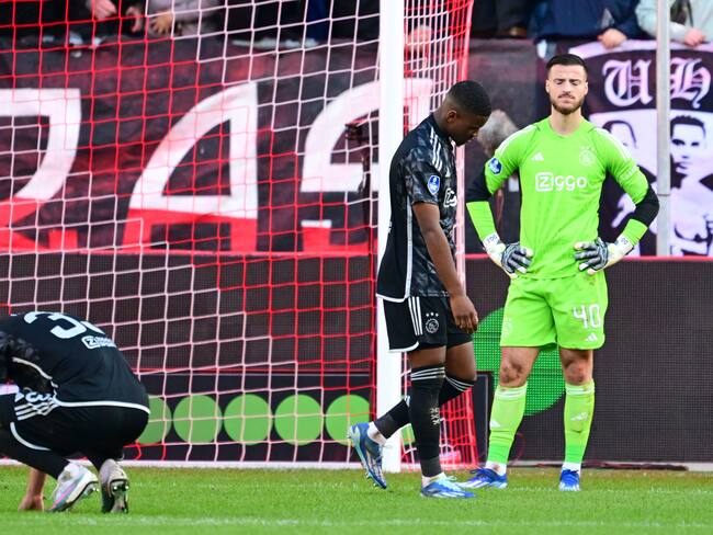 Los jugadores del Ajax tras la derrota en la última fecha (Photo by ANP via Getty Images)