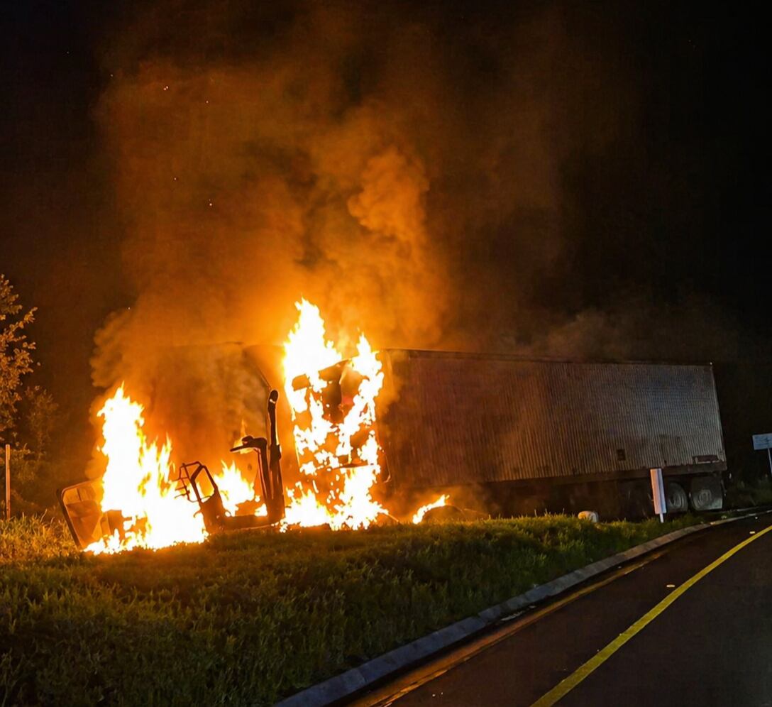 Hacia las 10:00 de la noche se restableció la movilidad. Foto Redes Sociales