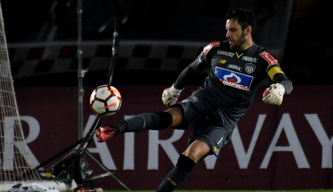 Sebastián Viera en un partido con el Junior por Copa Sudamericana