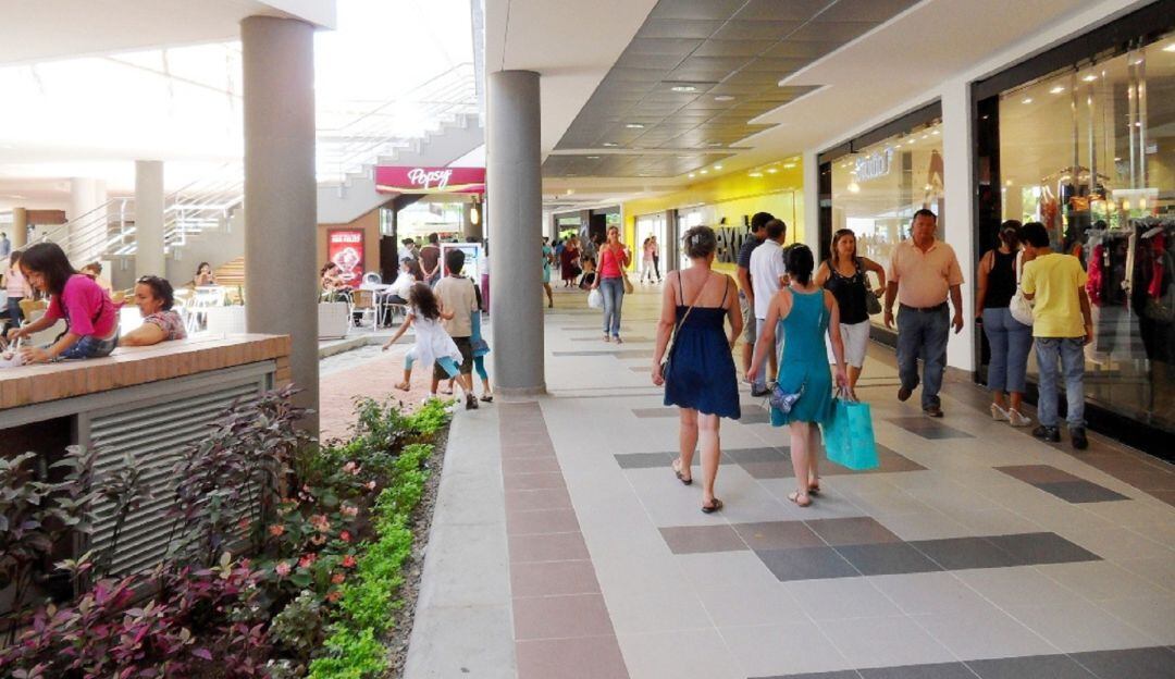 Comerciantes de la capital huilense, tendrán sus negocios abiertos hasta las once de la noche.