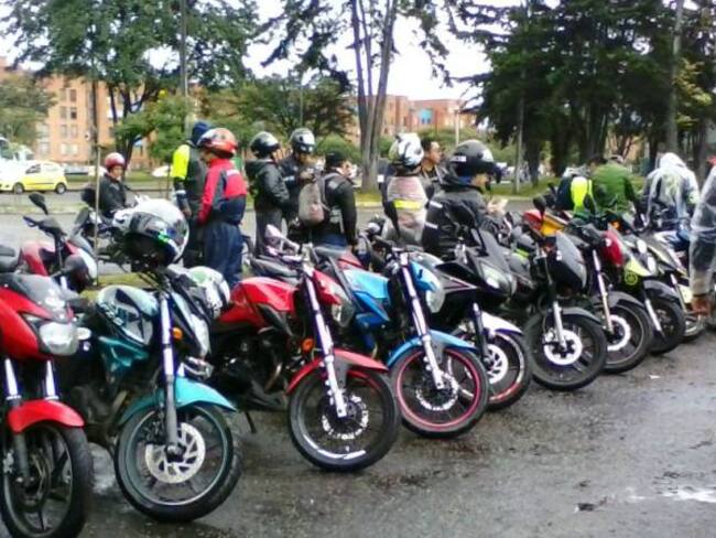 [En fotos] Motociclistas adelantan &quot;plan tortuga&quot; en Bogotá