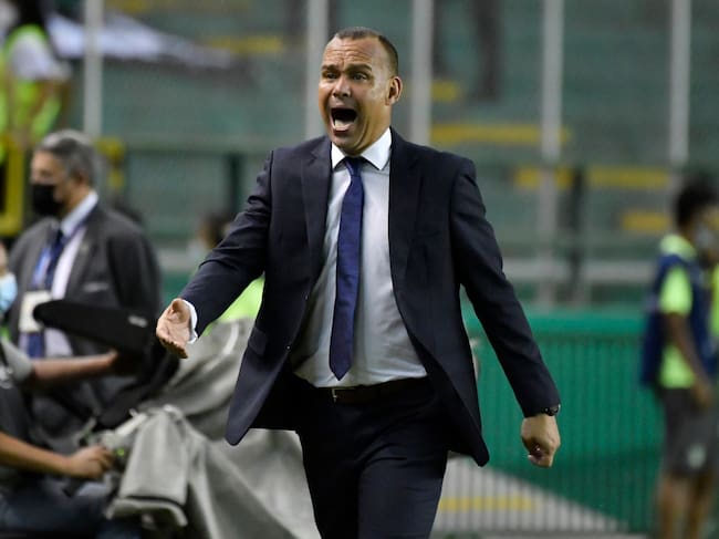 CALI, COLOMBIA - MAY 04: Coach of Deportivo Cali Rafael Dudamel reacts during a match between Deportivo Cali and Corinthians as part of Copa CONMEBOL Libertadores 2022 at Estadio Deportivo Cali on May 04, 2022 in Cali, Colombia. (Photo by Gabriel Aponte/Getty Images)