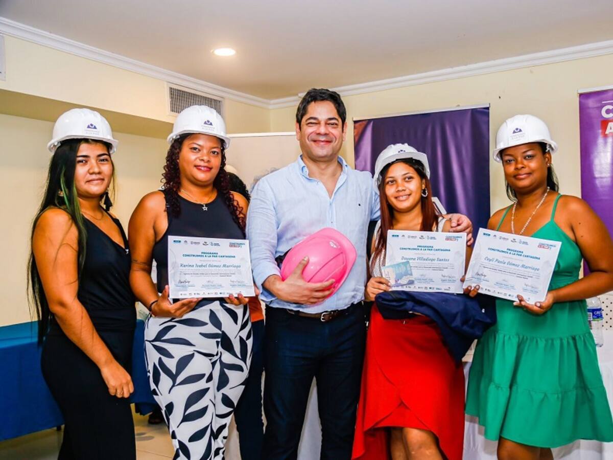 66 mujeres se graduaron como Maestras de Obra en Cartagena