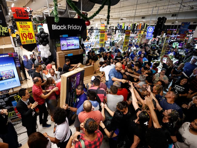 BRA50. SAO PAULO (BRASIL), 23/11/2023.- Personas se aglomeran hoy para hacer compras dados los descuentos en la víspera del denominado &quot;Black Friday&quot;, en un supermercado de Sao Paulo (Brasil). EFE/SEBASTIÃO MOREIRA