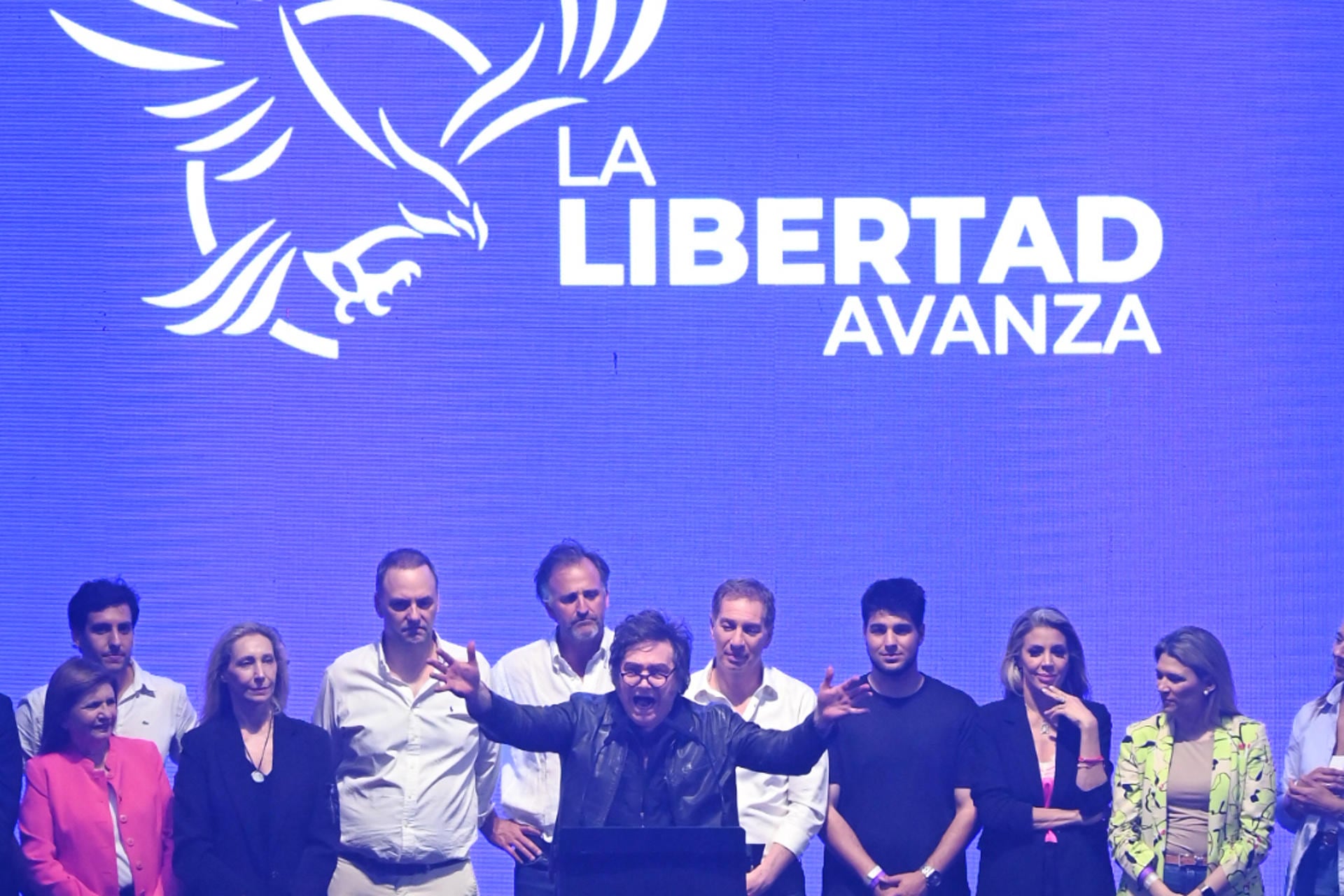 El presidente de Argentina, Javier Milei, habla durante el cierre de campaña del partido La Libertad Avanza en Rosario, el 23 de octubre de 2025. FOTO: EFE