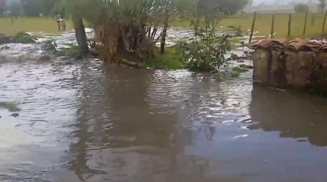 Las aguas residuales y las aguas lluvias tienen desesperada a la familia de Marisol Moreno en Tibasosa, Boyacá, porque inundan su vivienda / Foto: Suministrada.