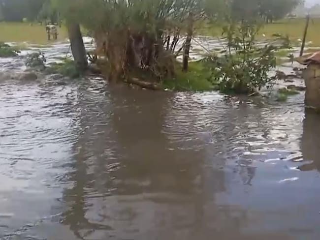 Las aguas residuales y las aguas lluvias tienen desesperada a la familia de Marisol Moreno en Tibasosa, Boyacá, porque inundan su vivienda / Foto: Suministrada.