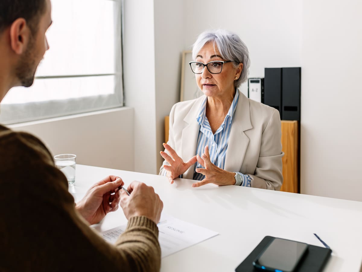 ¿Qué mujeres se pensionan con 50 años en Colombia? Requisitos completos según la Ley