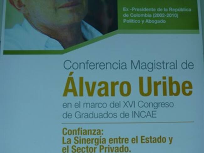 En medio de polémica por asilo, Uribe visitará Panamá