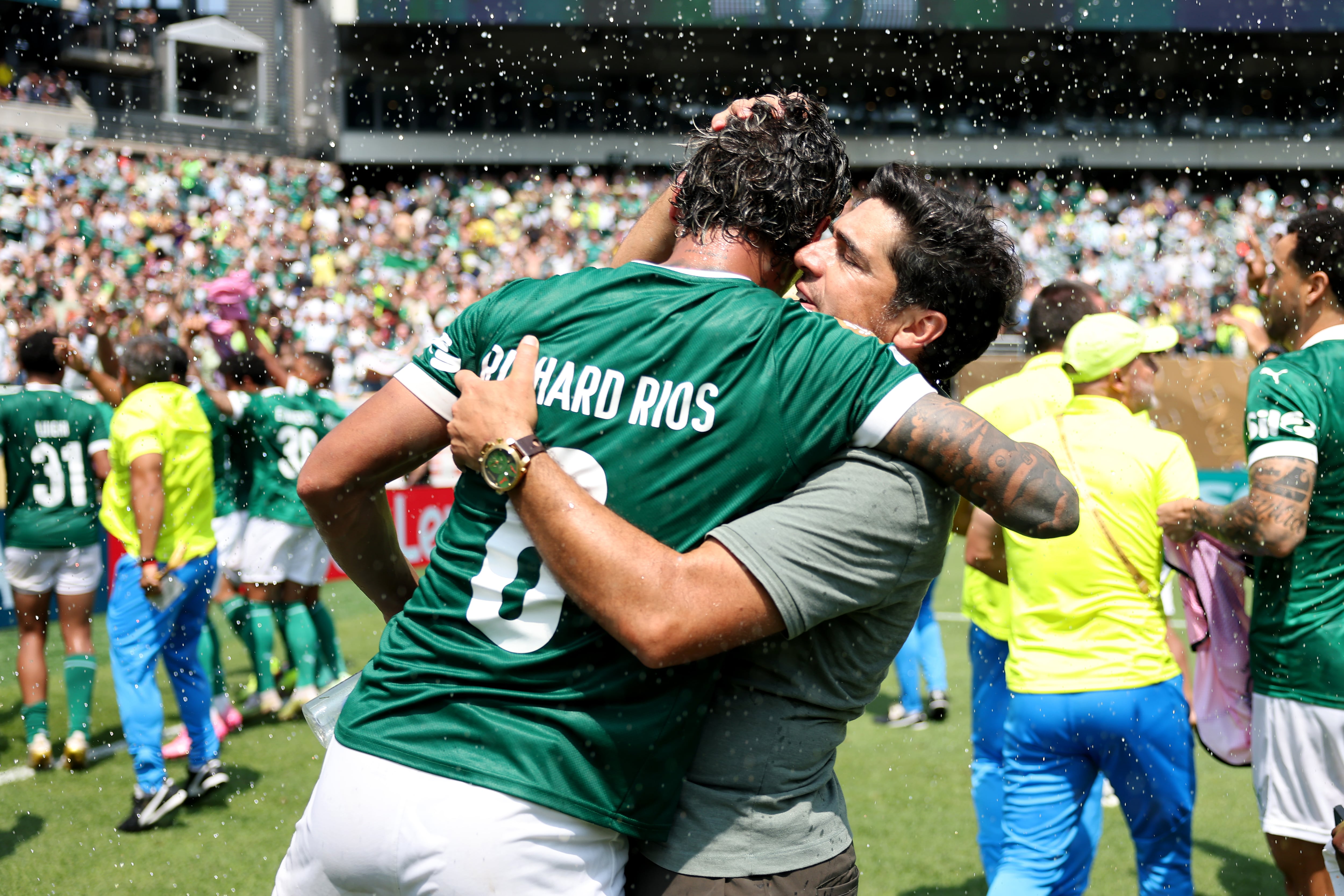 Richard Ríos celebra junto a Abel Ferreira durante el Mundial de Clubes. (Photo by Elsa - FIFA/FIFA via Getty Images)