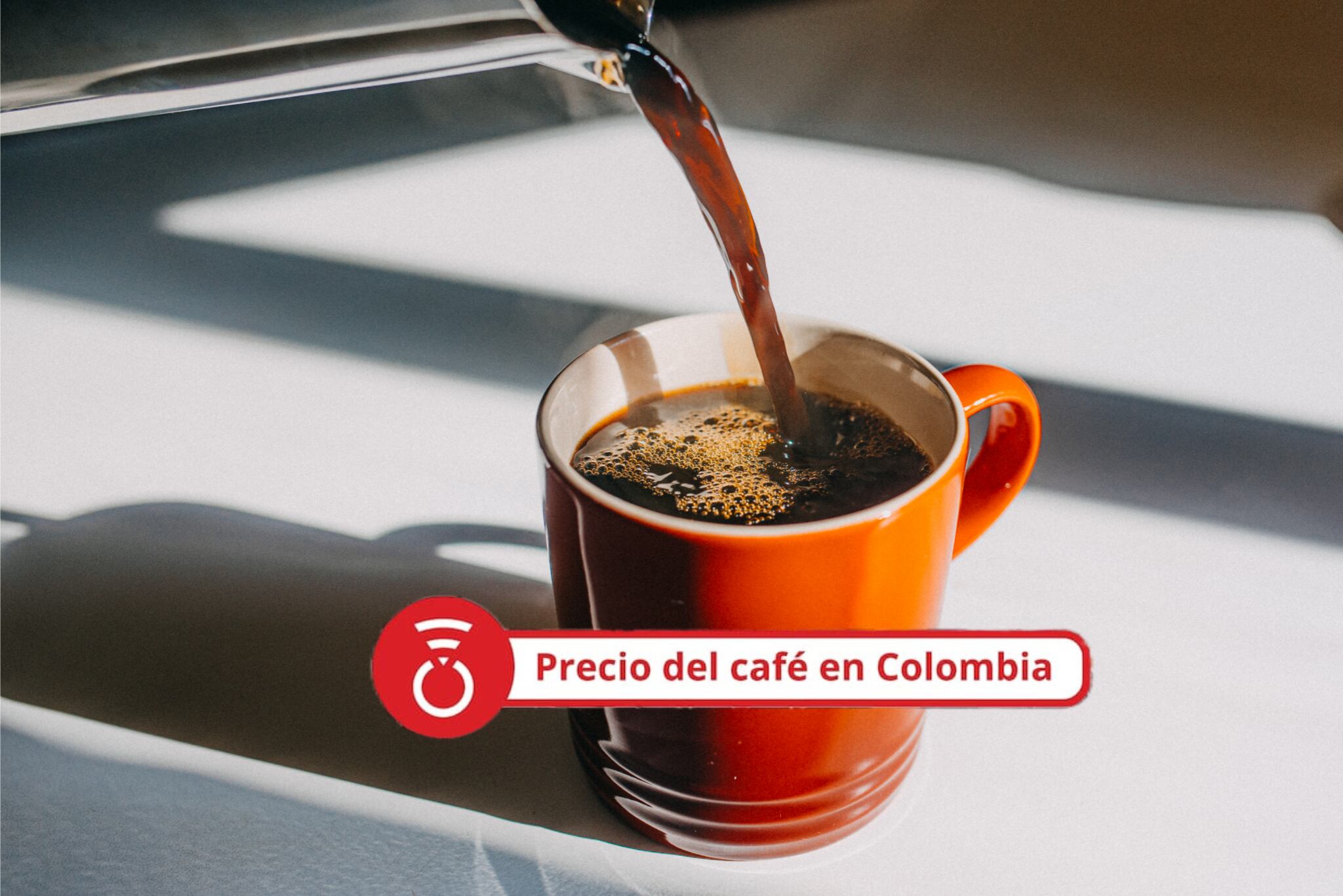 Café vertiéndose en una taza - Foto: Getty Images