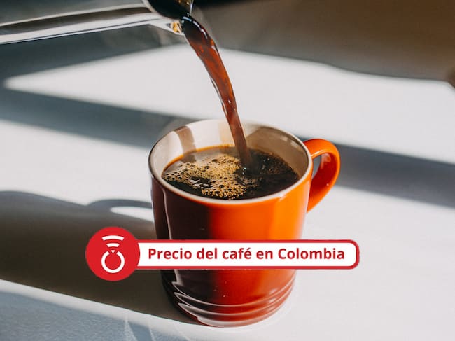 Café vertiéndose en una taza - Foto: Getty Images