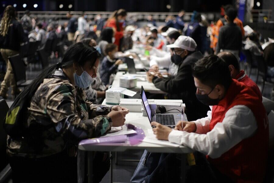 Venezolanos con permiso de permanencia denuncian que no pueden acceder a servicios bancarios. Foto: Colprensa.